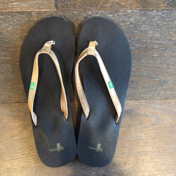 champagne colored flip flops